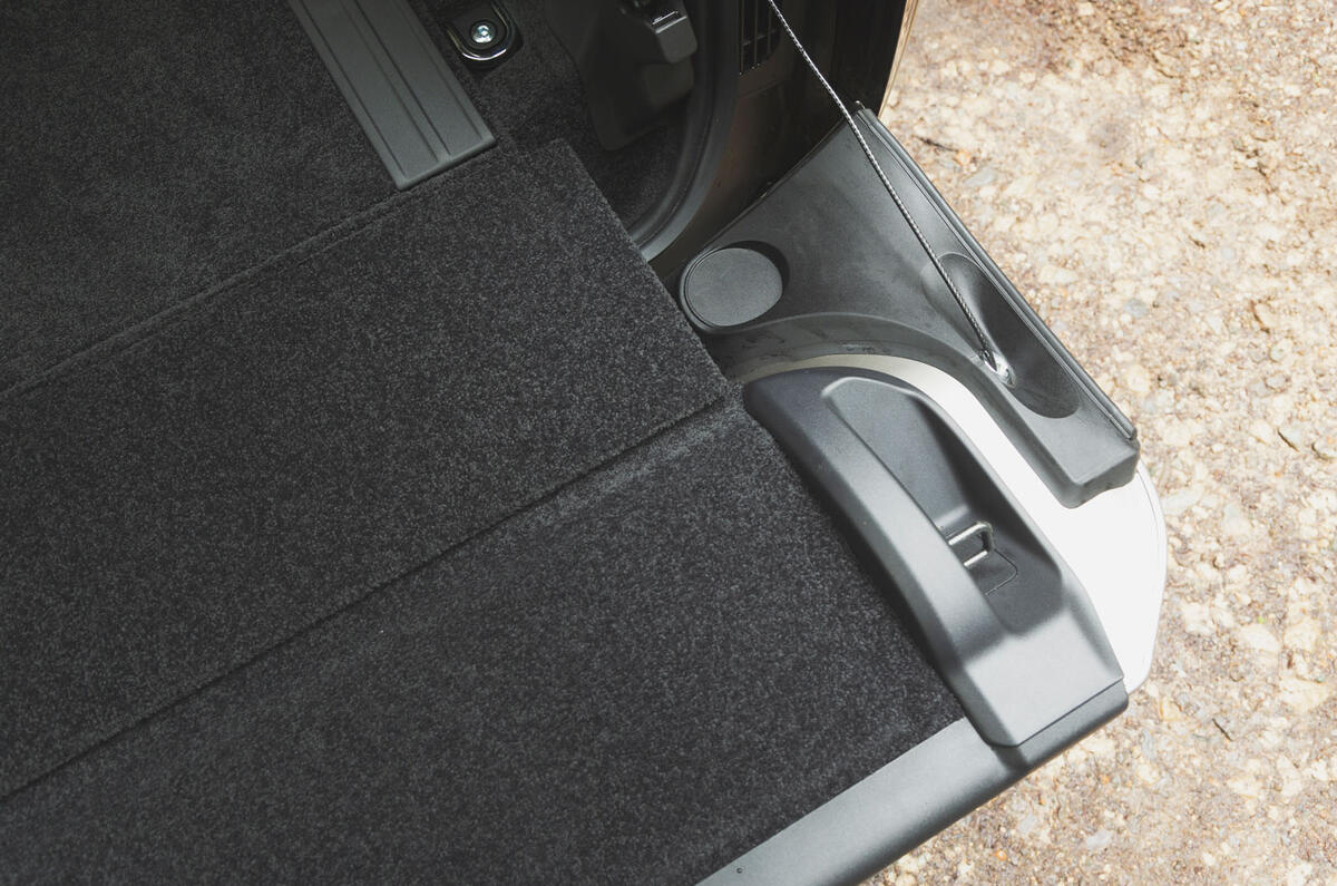 range rover 2022 027 taligate seat