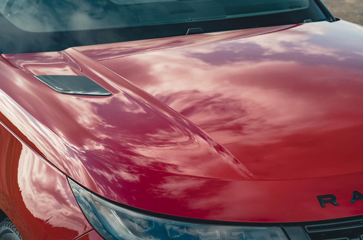 Range Rover Sport D300 bonnet