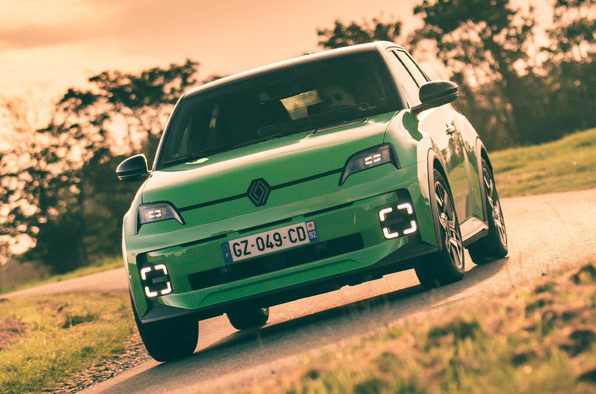 Renault 5 essai coucher de soleil en virage