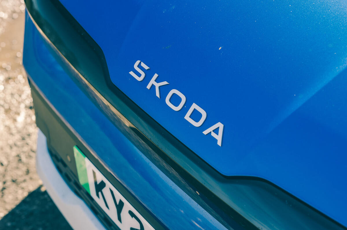 skoda elroq rt 2025 insigne de capot 6