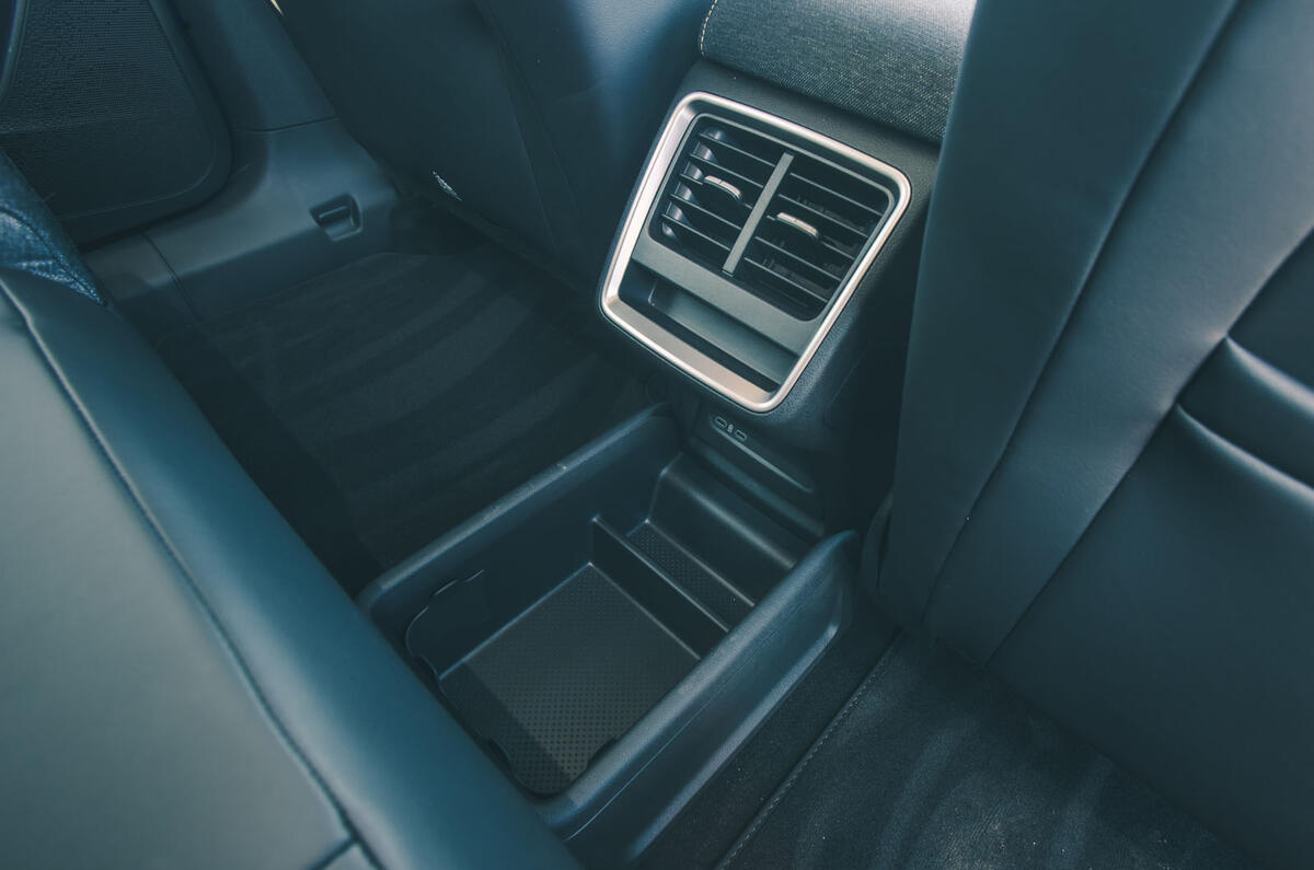 skoda elroq rt 2025 console centrale arrière 24