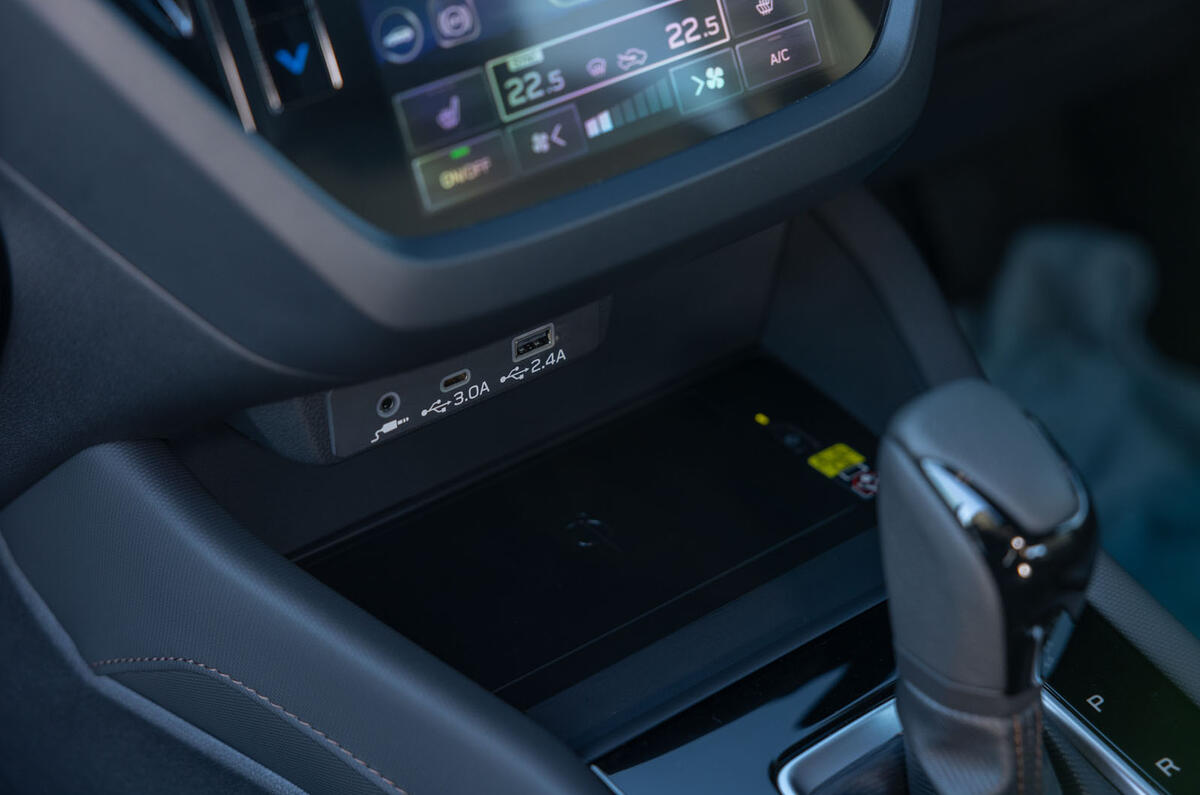 Subaru Forester avis 2025 014 chargeur de téléphone