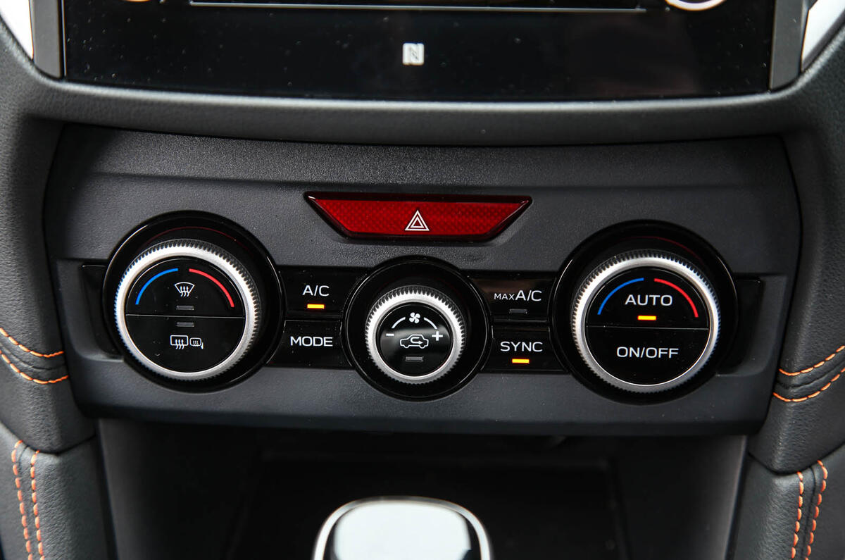 Subaru XV 2.0i Lineartronic SE Premium climate controls
