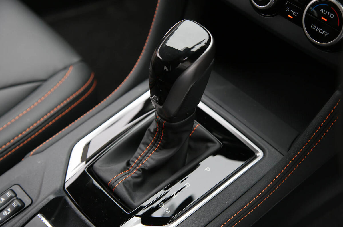 Subaru XV 2.0i Lineartronic SE Premium gearstick