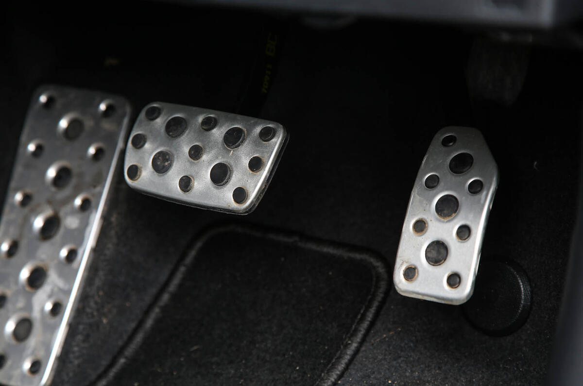 Subaru XV 2.0i Lineartronic SE Premium pedals
