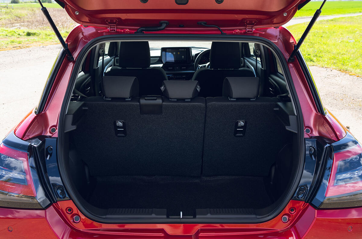 Les sièges du coffre de la Suzuki Swift sont relevés