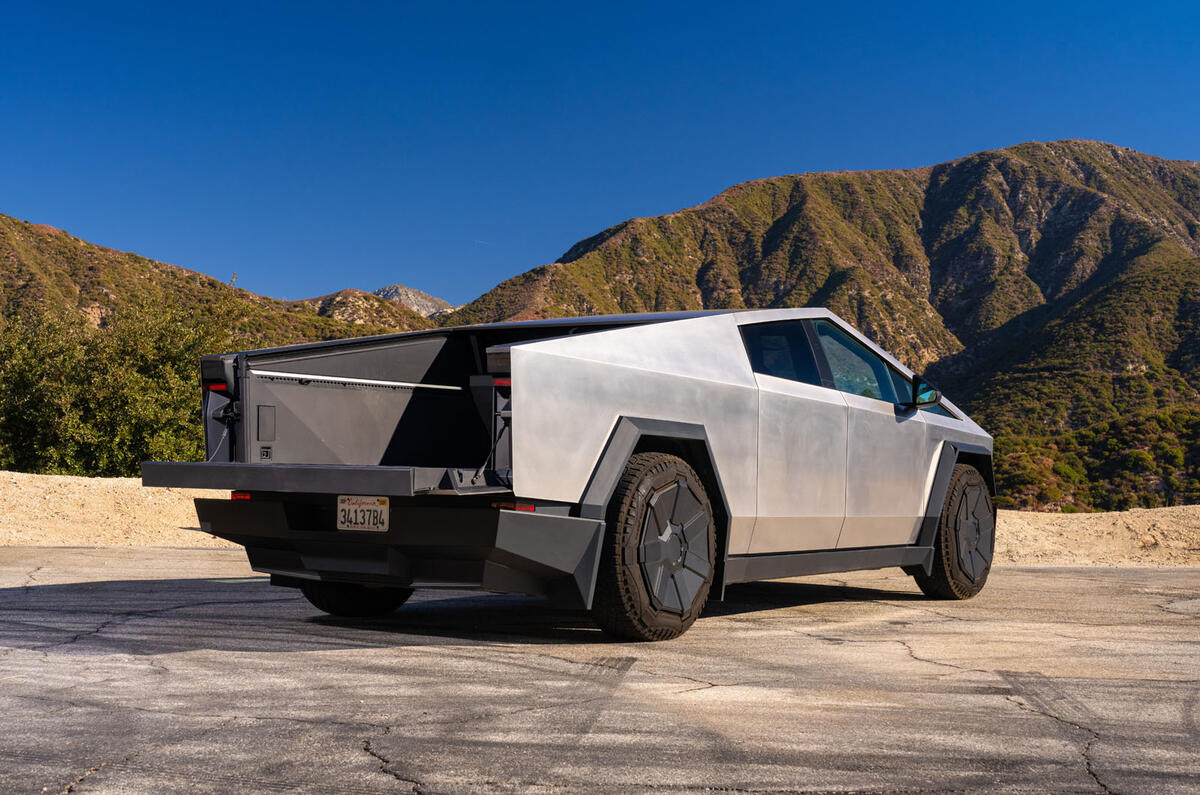 Tesla Cybertruck avis 2024 06 lit de chargement