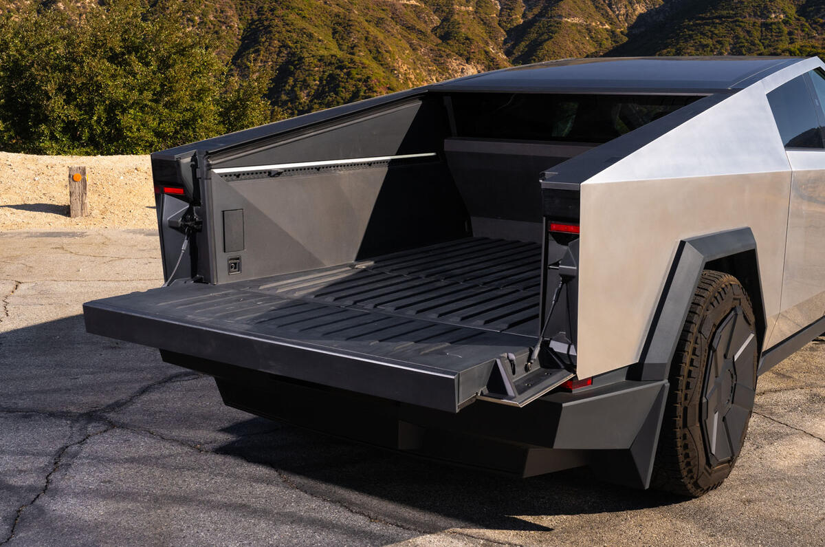 Tesla Cybertruck : essai du plateau de chargement 2024 07