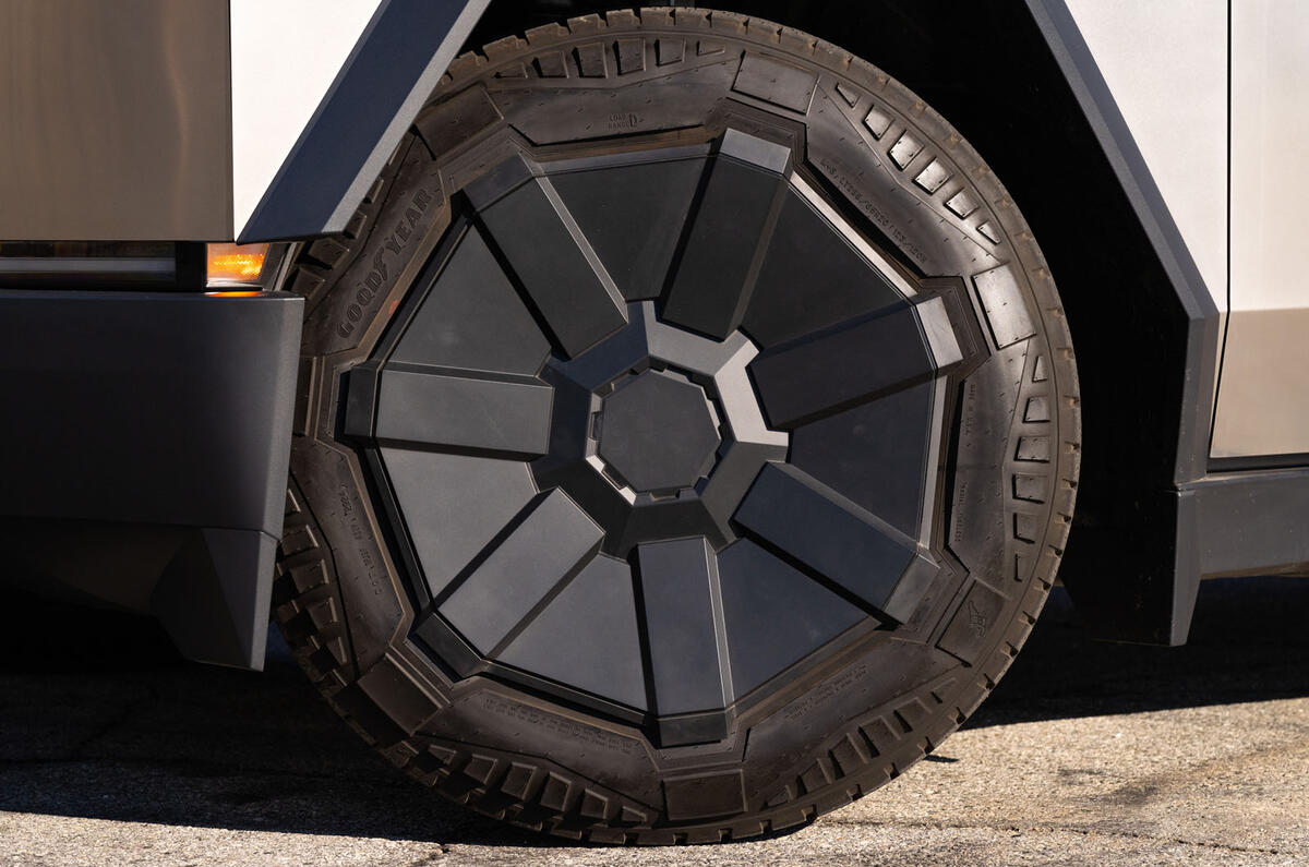 Tesla Cybertruck avis 2024 08 roue