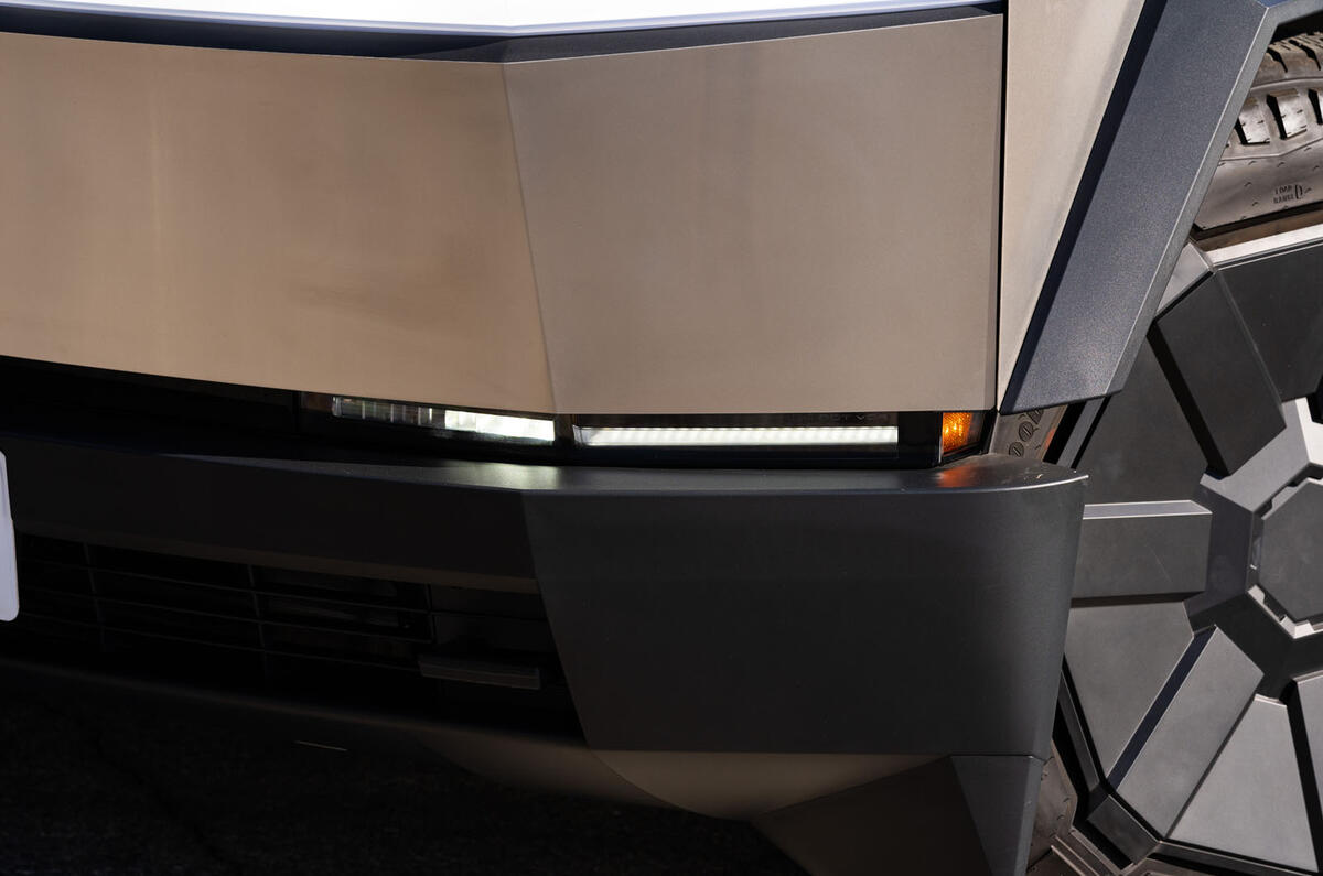 Tesla Cybertruck avis 2024 10 lumières