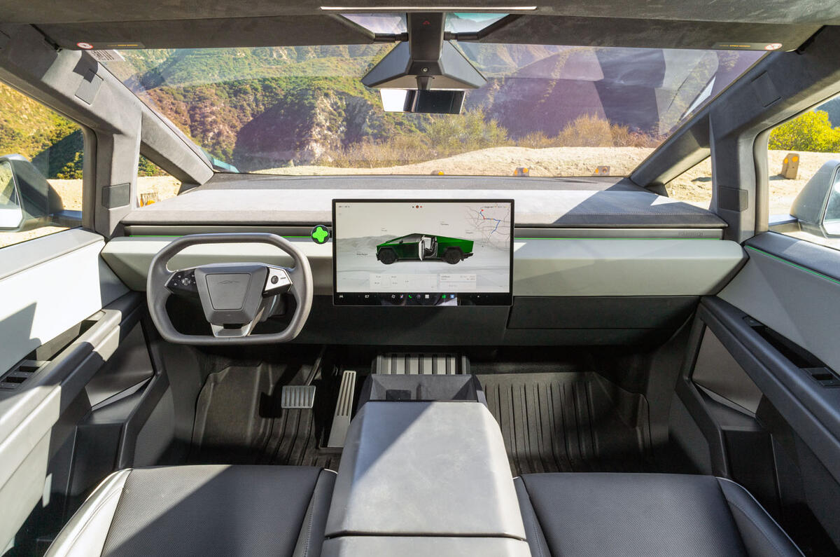Tesla Cybertruck - revue 2024 12 dash