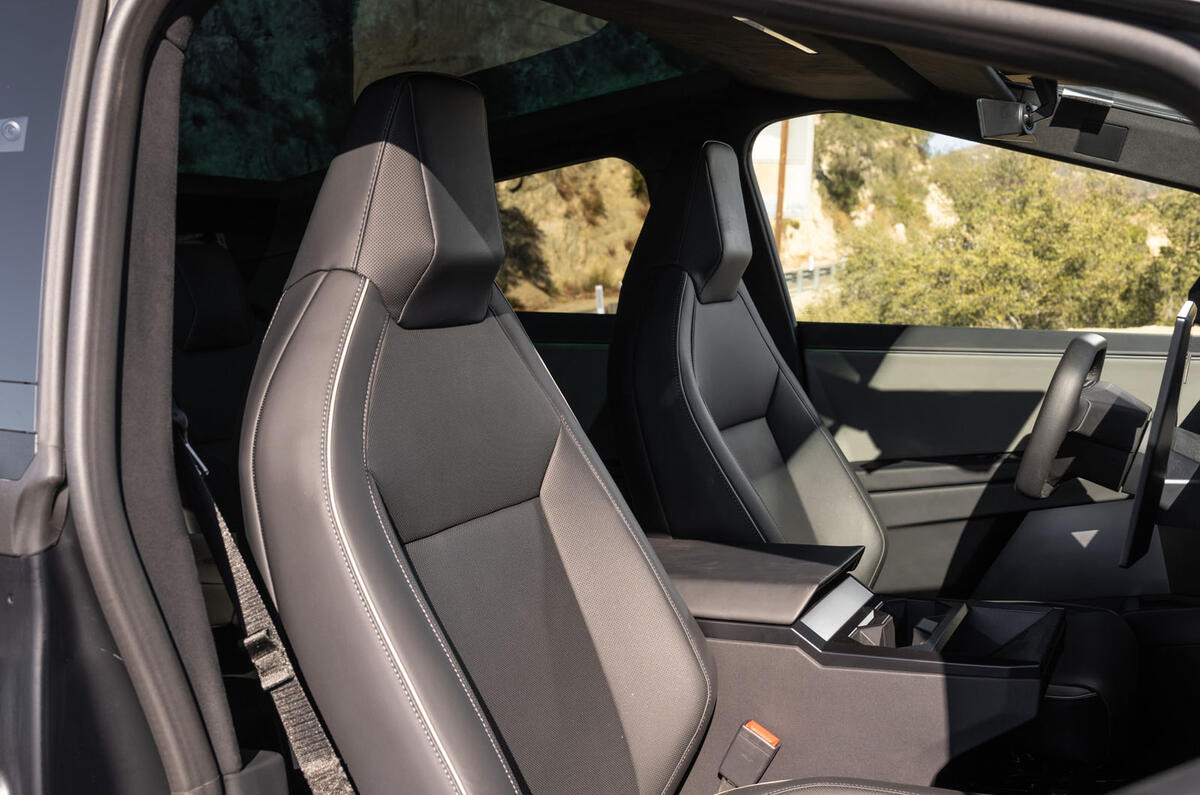 Tesla Cybertruck avis 2024 14 sièges avant