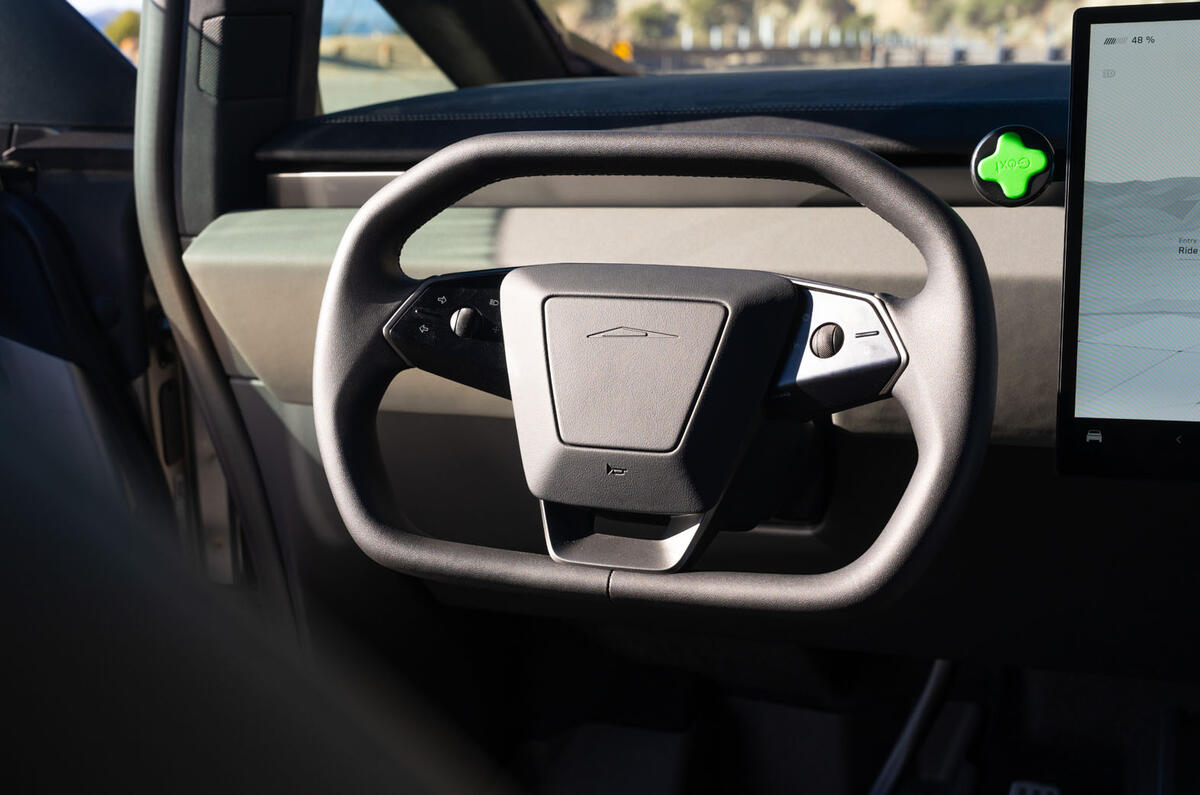 Tesla Cybertruck avis 2024 15 volant