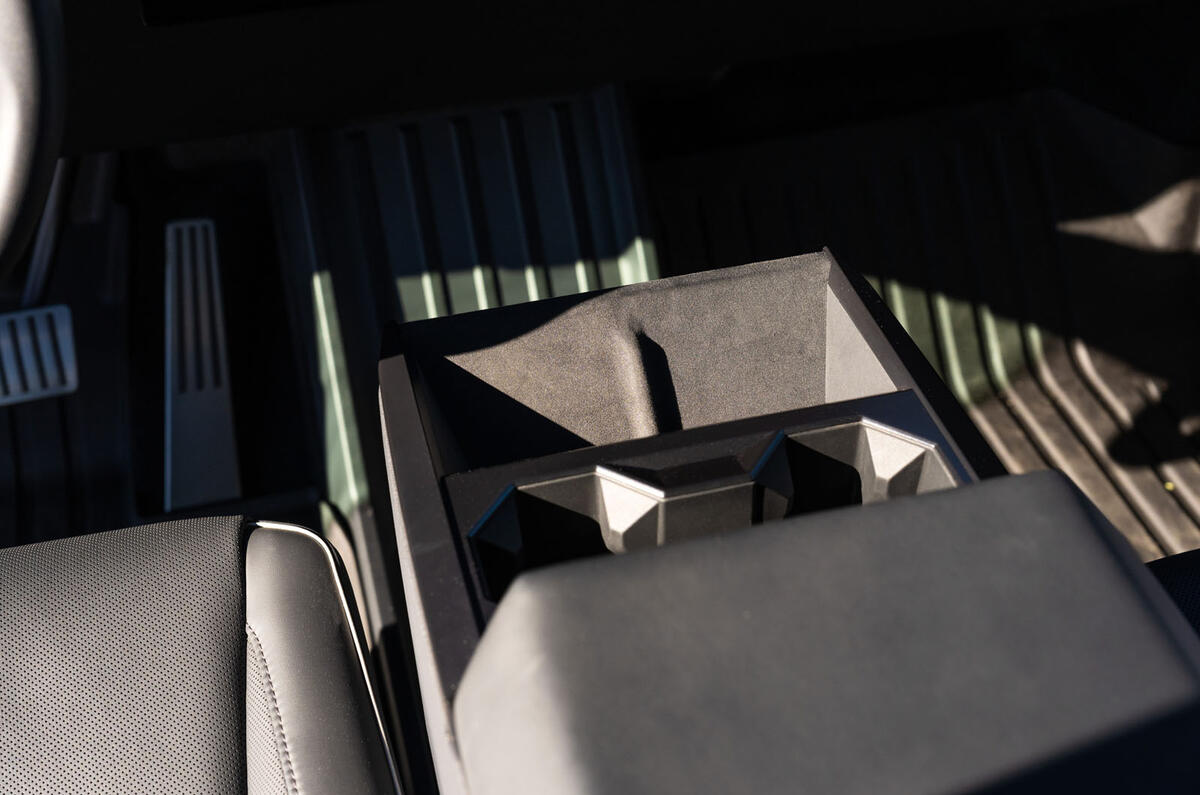 Tesla Cybertruck avis 2024 18 console centrale