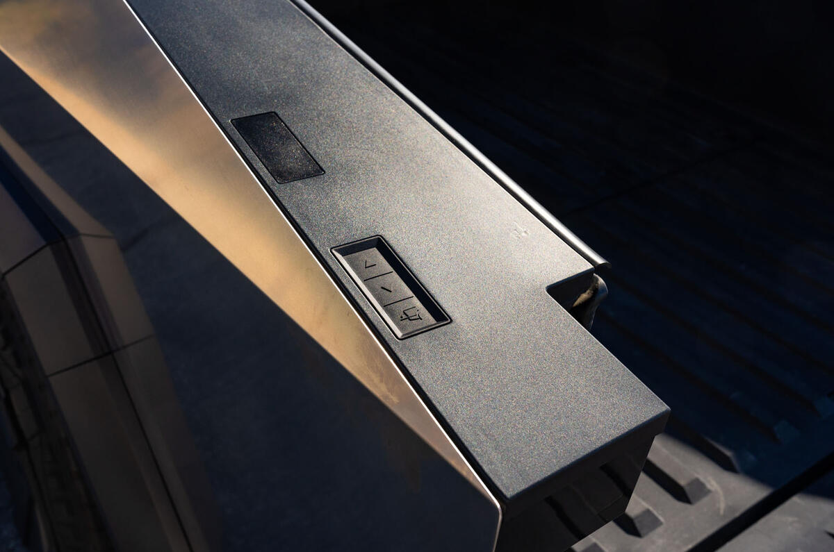 Tesla Cybertruck avis 2024 19 boutons