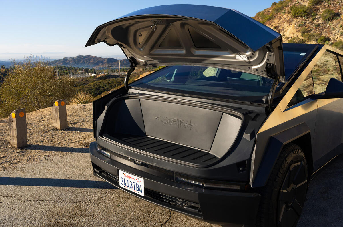 Tesla Cybertruck avis 2024 22 coffre