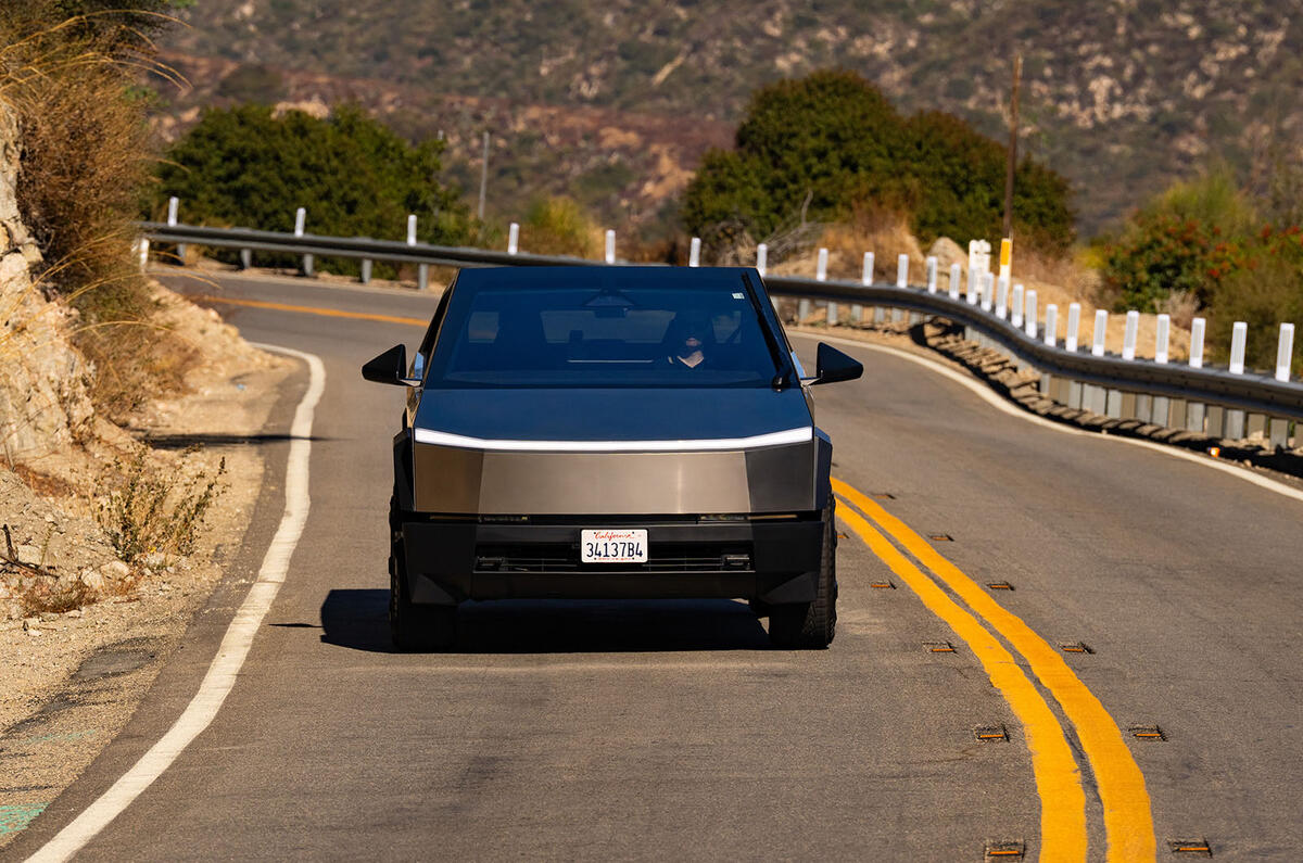 Tesla Cybertruck avis 2024 23 dynamique