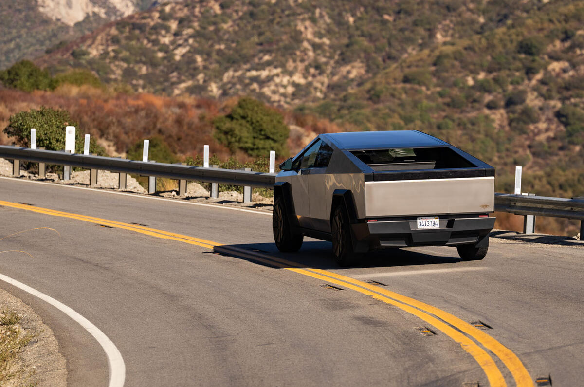 Tesla Cybertruck avis 2024 24 panneau arrière