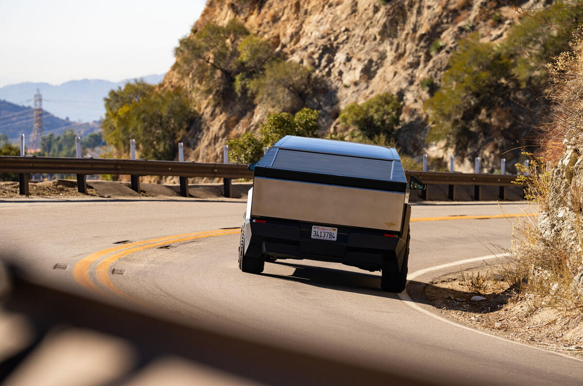 Tesla Cybertruck avis 2024 25 virage arrière