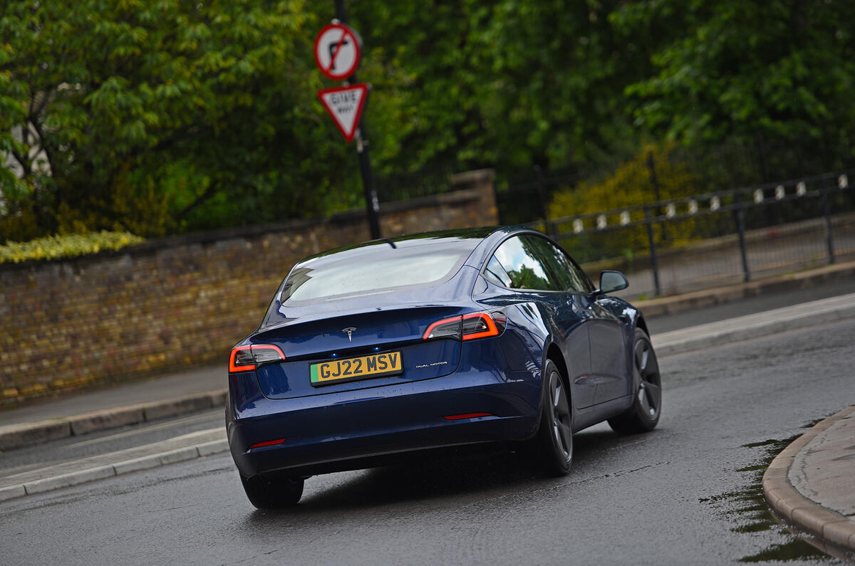 Tesla Model 3 dynamique arrière