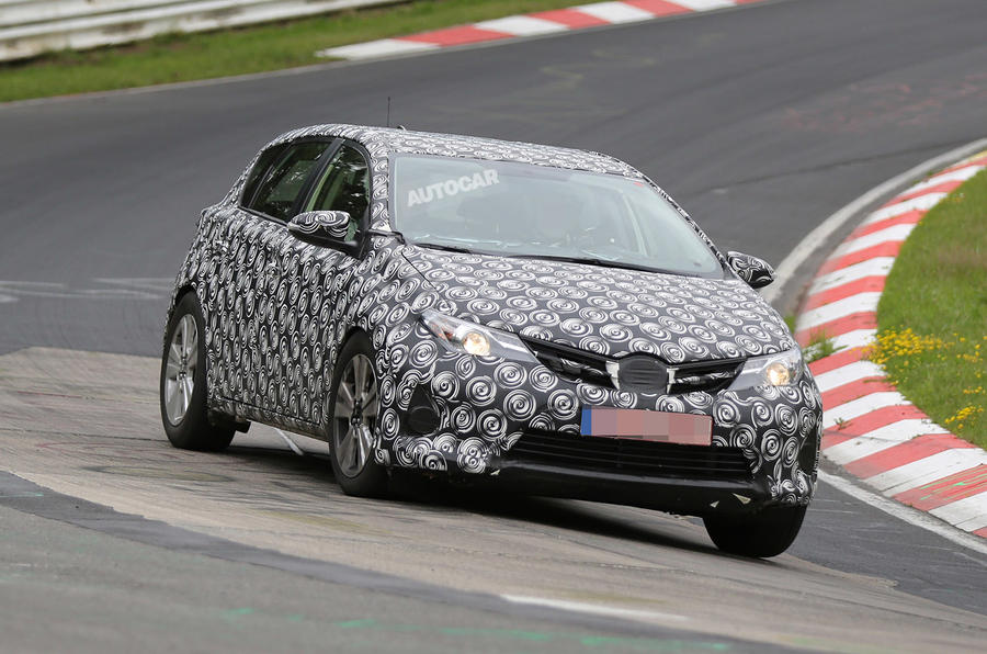Toyota plans Auris crossover - first spy pictures