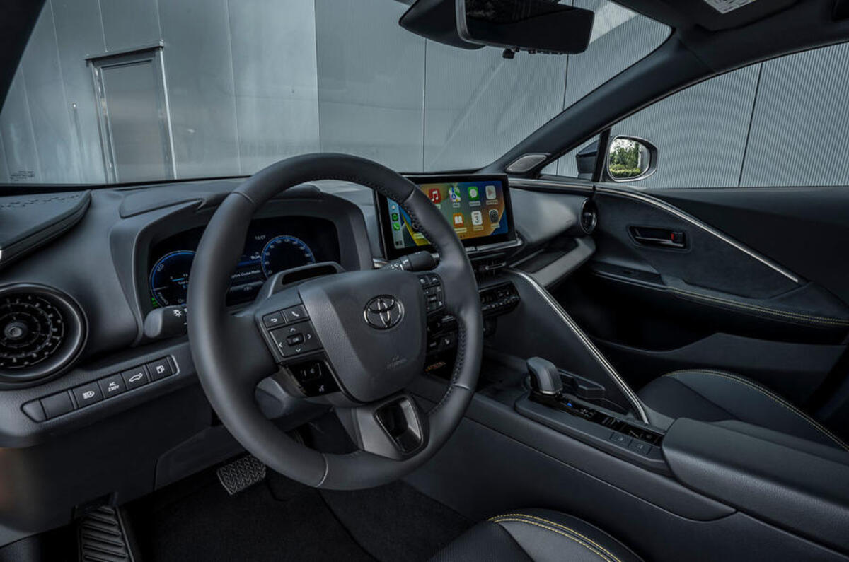 toyota c hr 2023 06 cabin