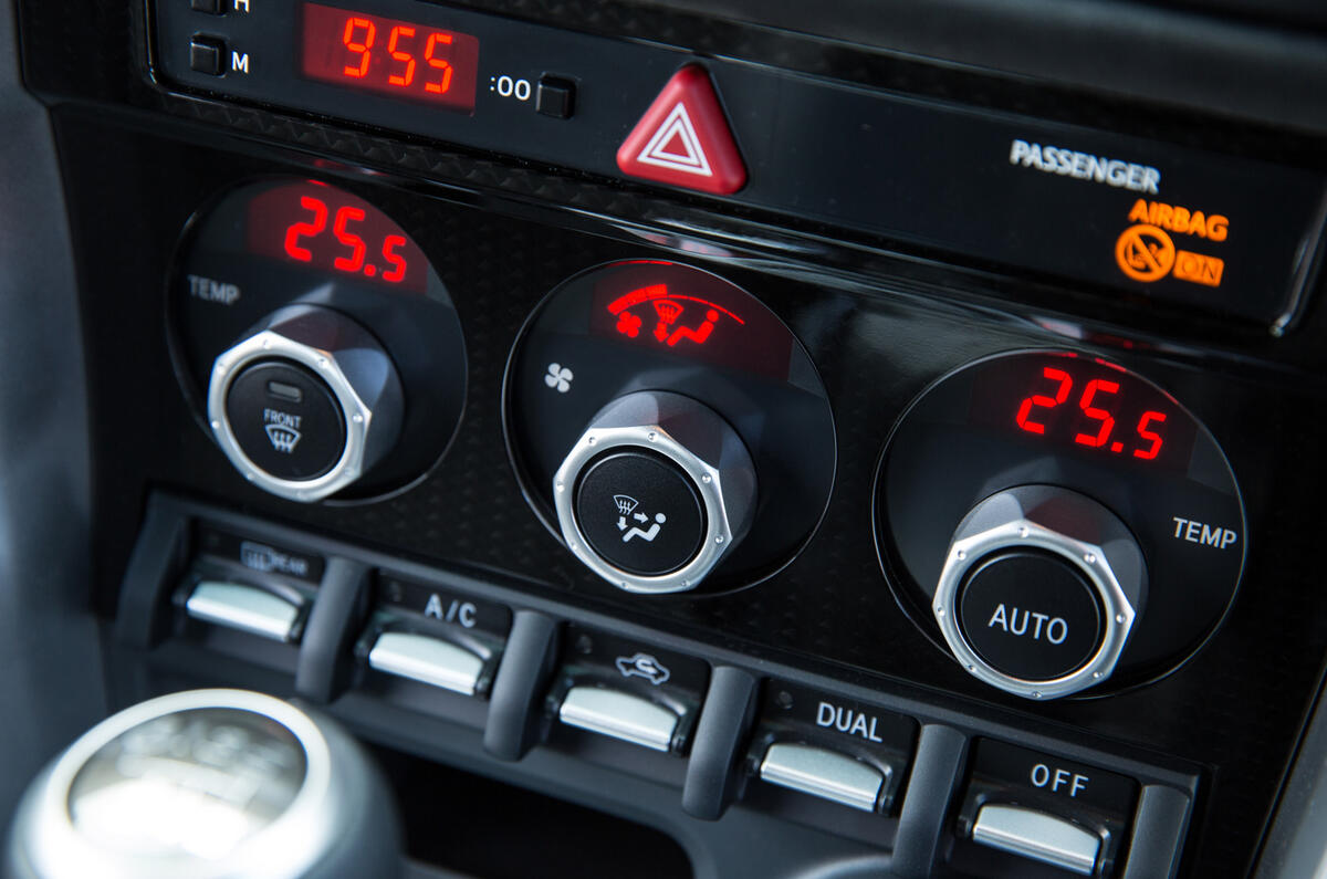Toyota GT86 climate controls