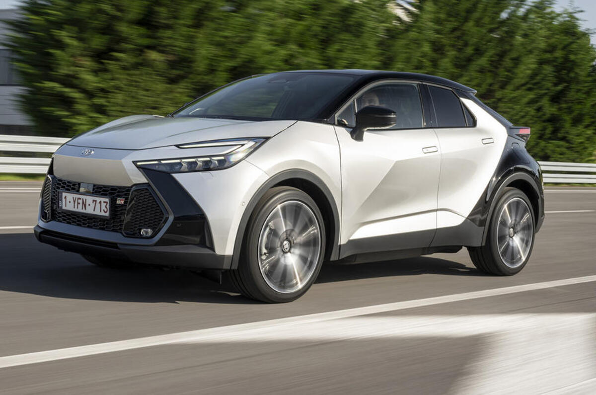 toyota c hr side action 6