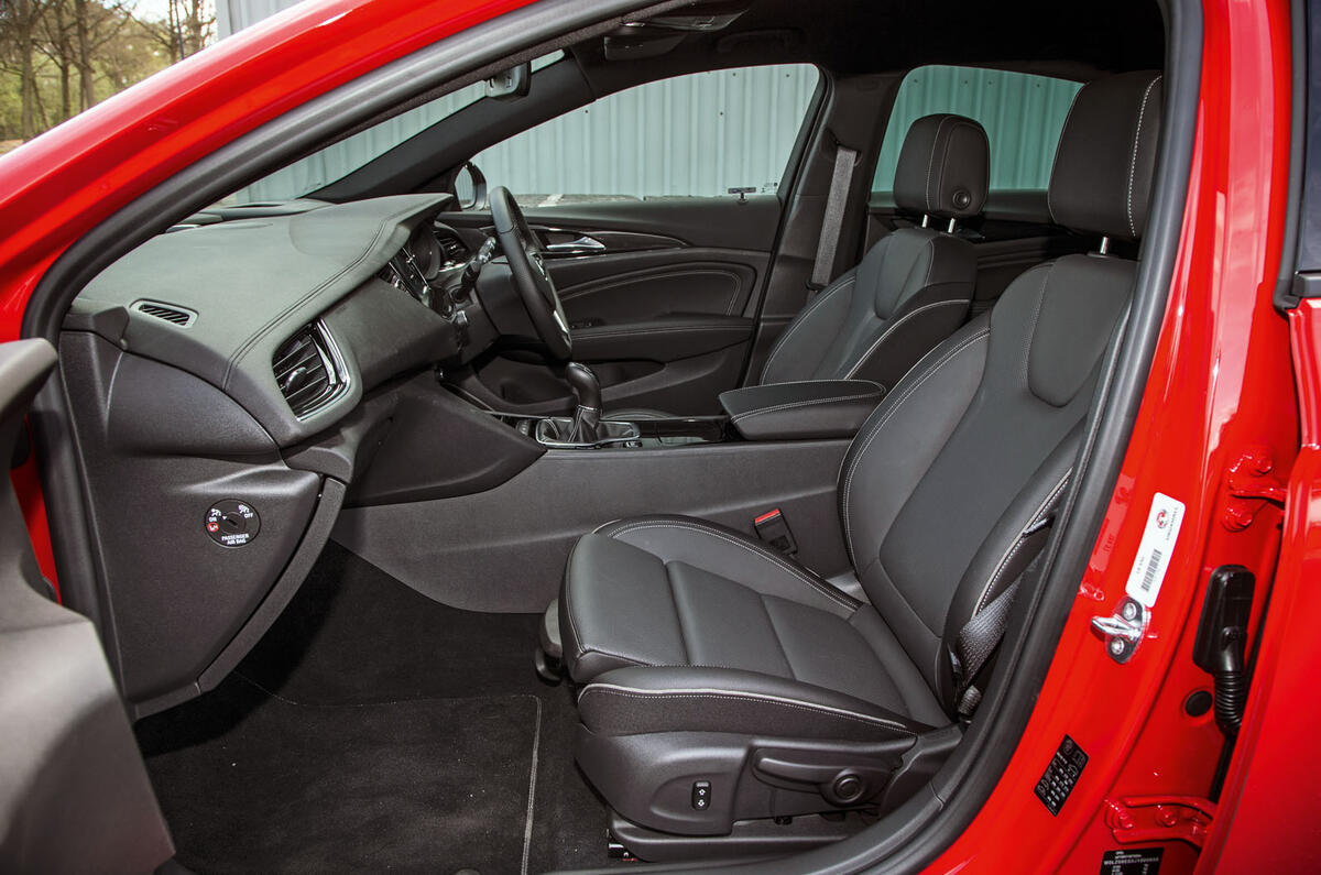 BLACK and RED Car Seat Covers UNIVERSAL Protectors Fits Vauxhall Insignia