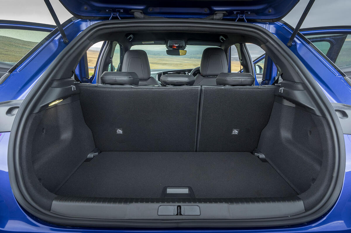 Intérieur du Vauxhall Mokka Electric, sièges du coffre relevés
