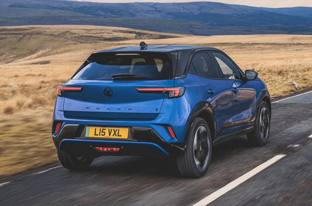 Vauxhall Mokka Electric arrière trois quarts suivi