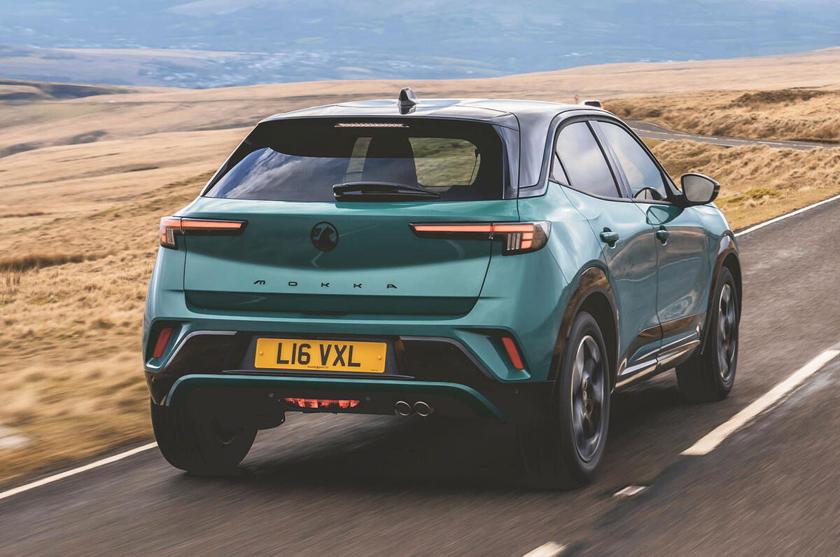 Vauxhall Mokka arrière trois quarts suivi