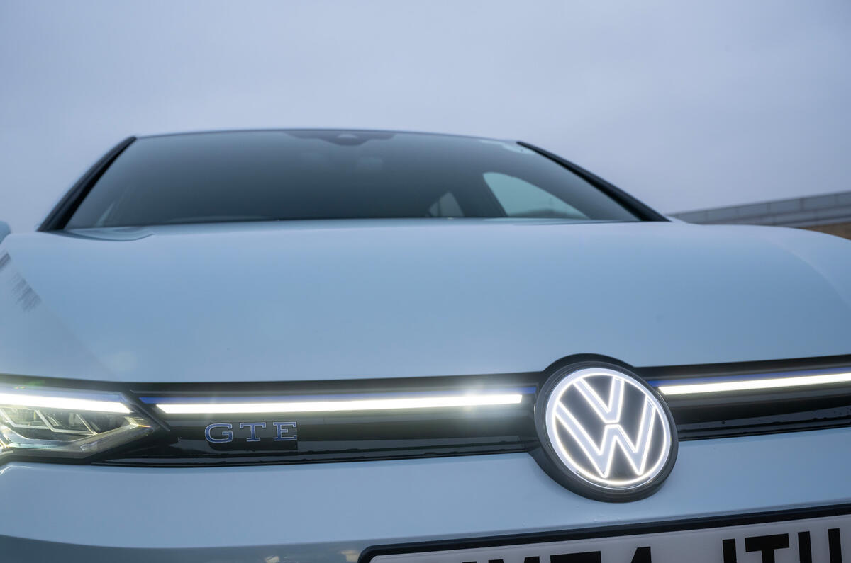 Volkswagen Golf GTE essai barre lumineuse avant