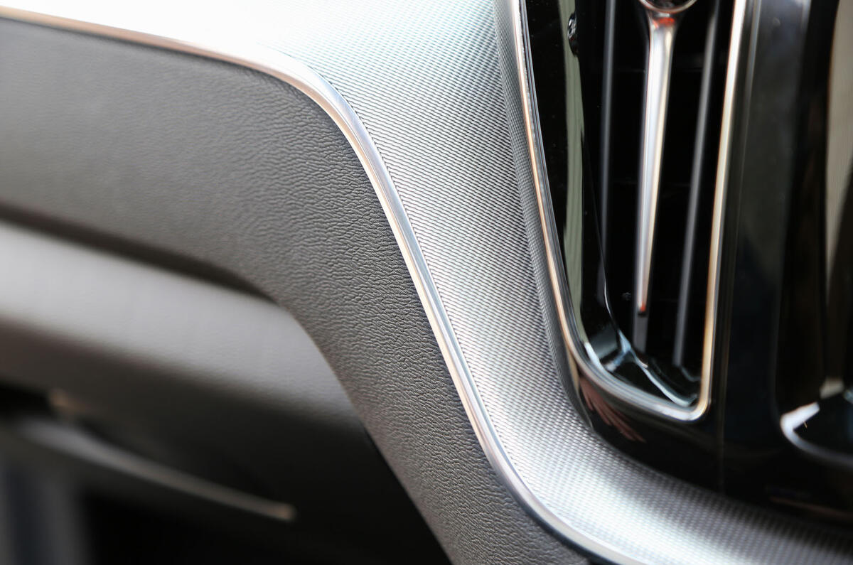 Volvo XC60 dash trim