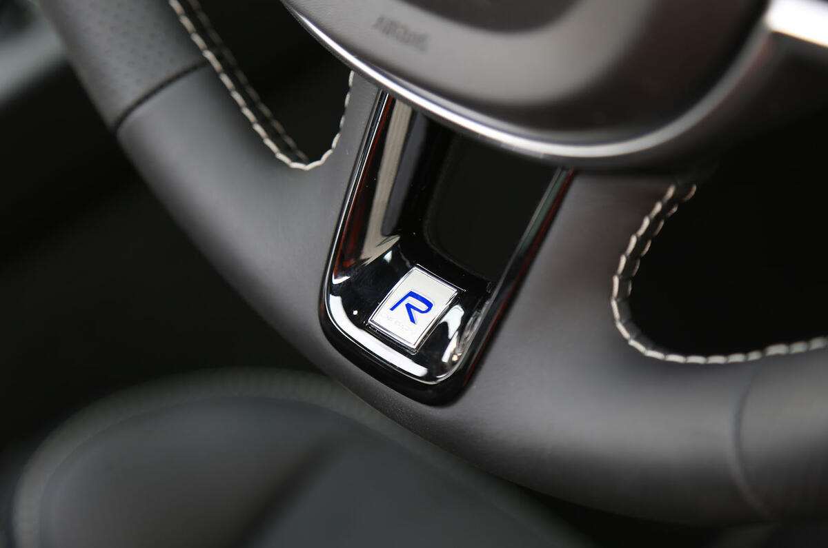 Volvo XC60 R-Design badging