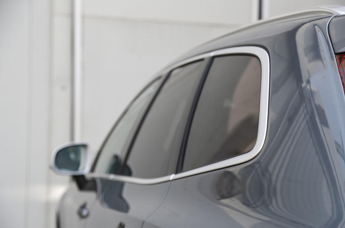 Volvo XC60 square roofline