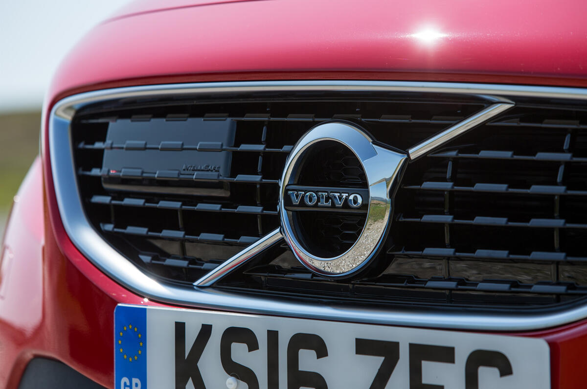 Volvo V40 front grille