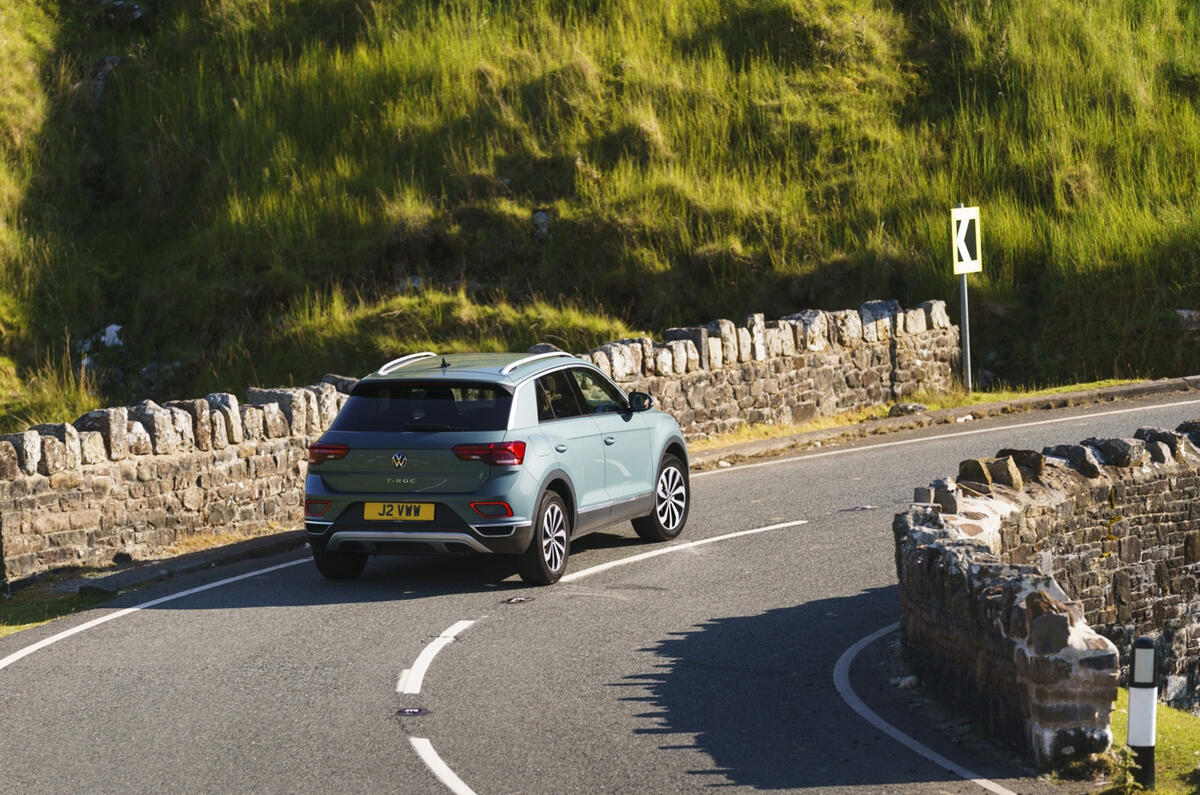 VW T Roc en virage arrière