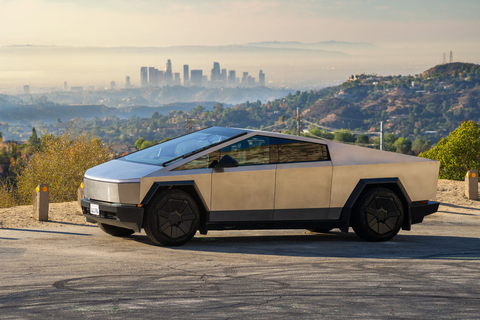 Tesla Cybertruck : essai 2024 27 avant statique Tesla Cybertruck avis 2024 27 avant statique