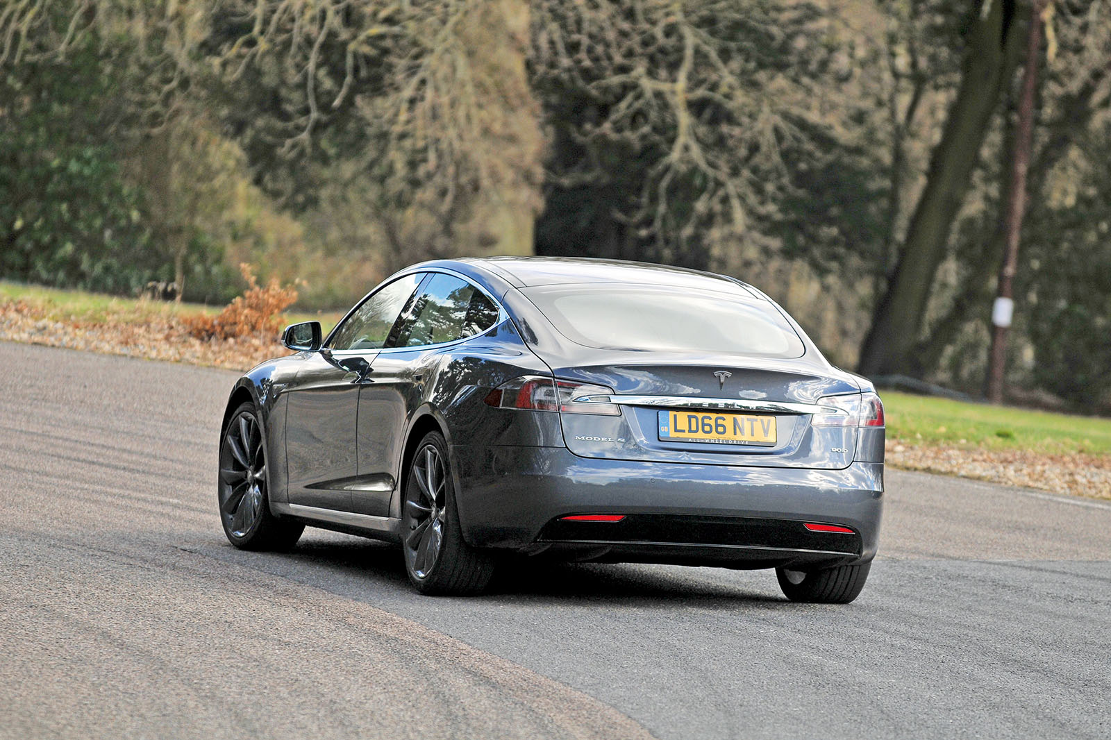 Tesla Model S 95D rear cornering