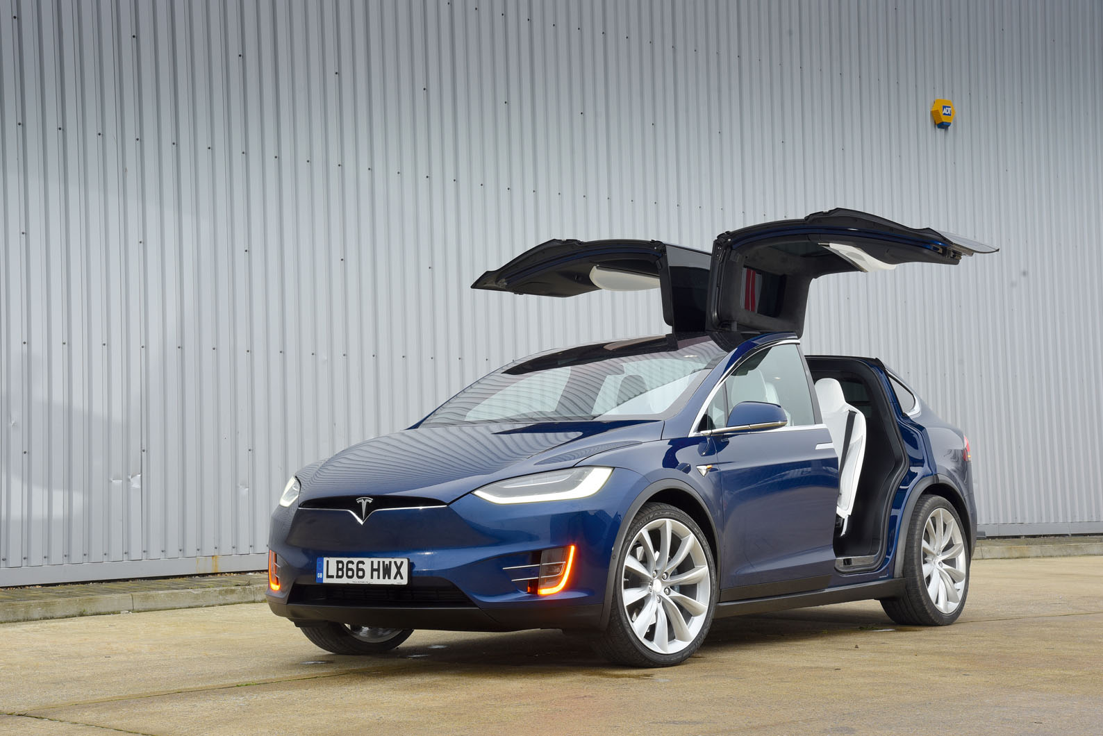 Gull wing tesla price discount