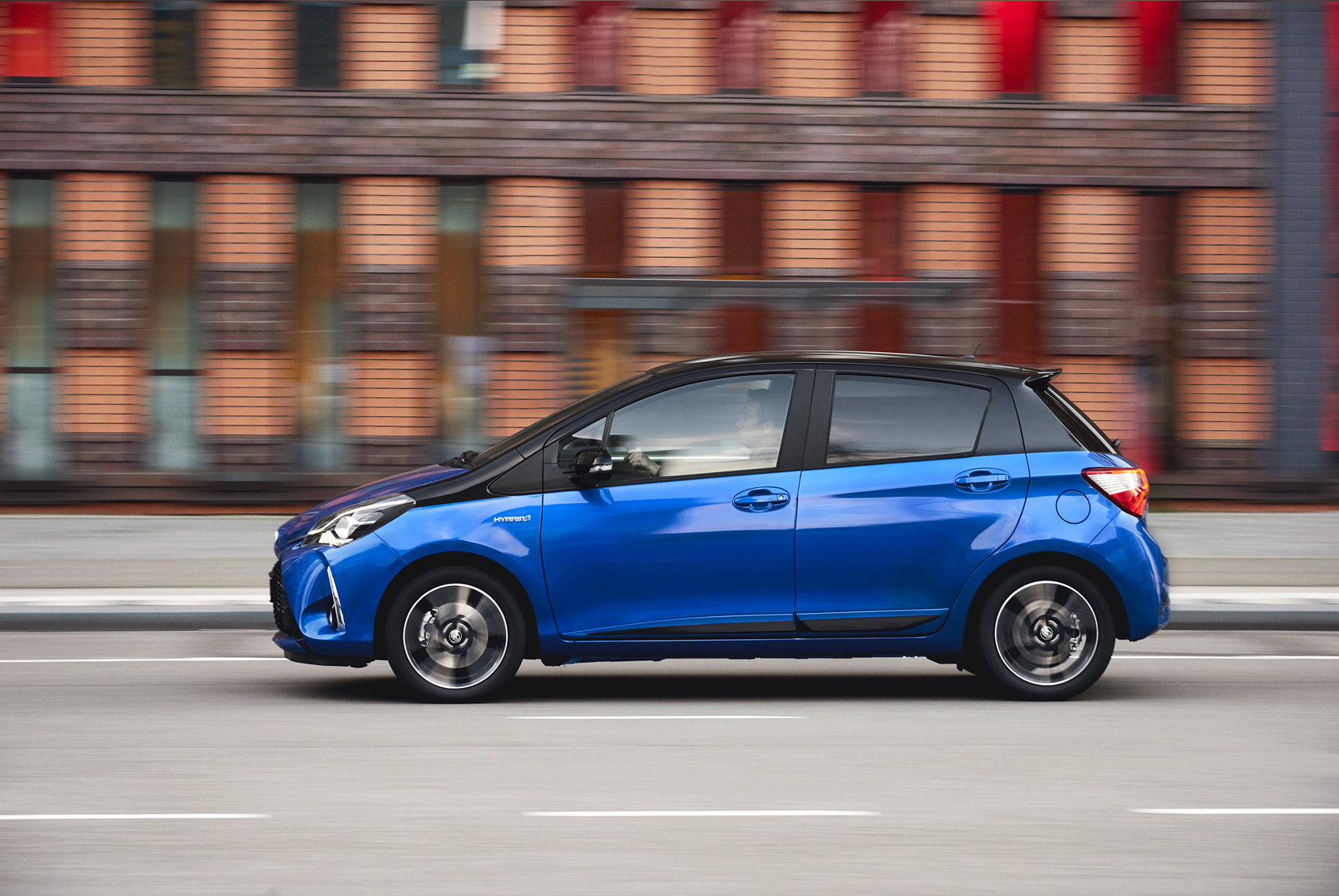 Toyota Yaris Hybrid side profile