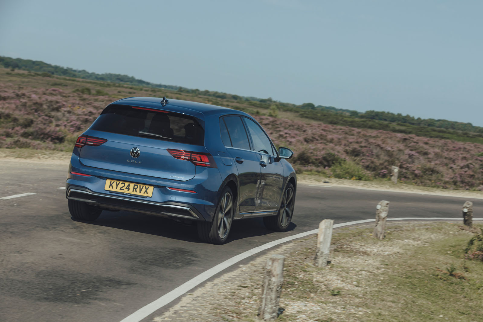 Volkswagen Golf eHybrid 2024 : avis sur le coin arrière 72 Volkswagen Golf eHybrid 2024 avis angle arrière 72