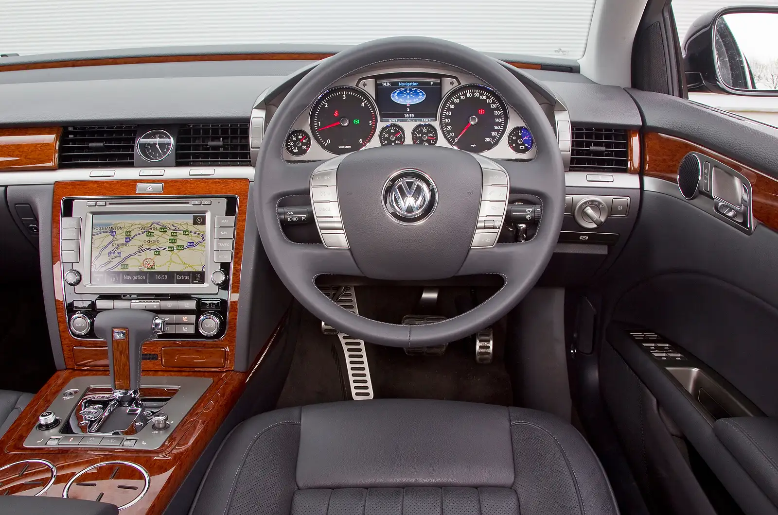 Volkswgen Phaeton dashboard