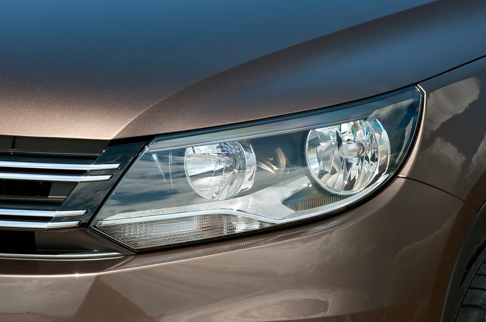 Volkswagen Tiguan headlight