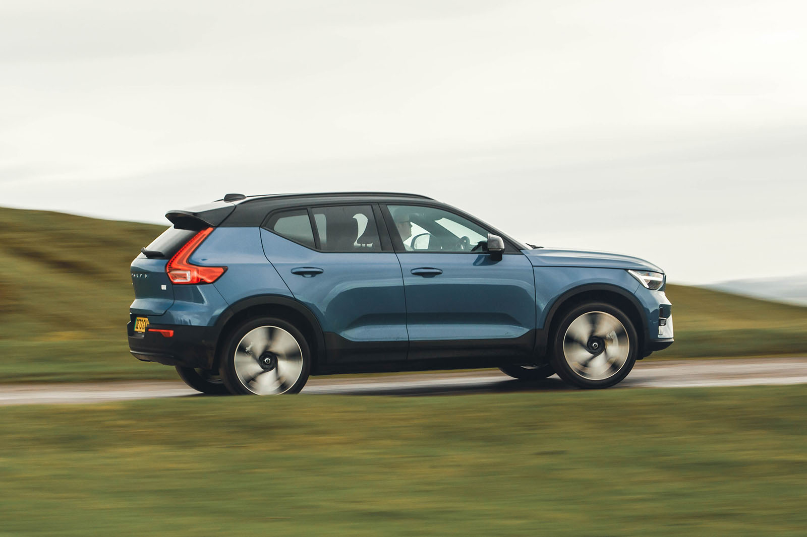 volvo xc40 recharge review 2024 02 panning side
