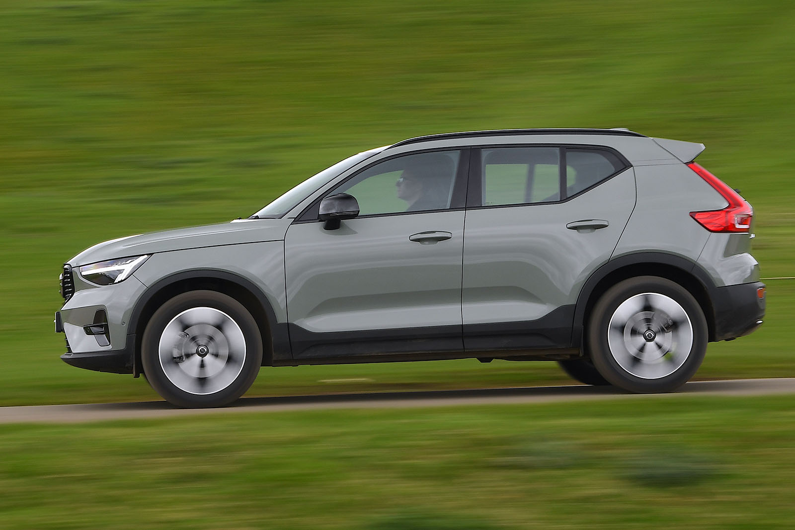 volvo xc40 review 2024 02 side panning