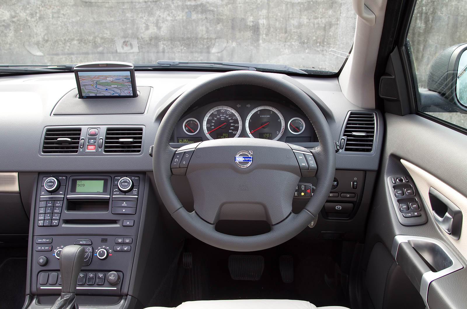 Volvo XC90 dashboard