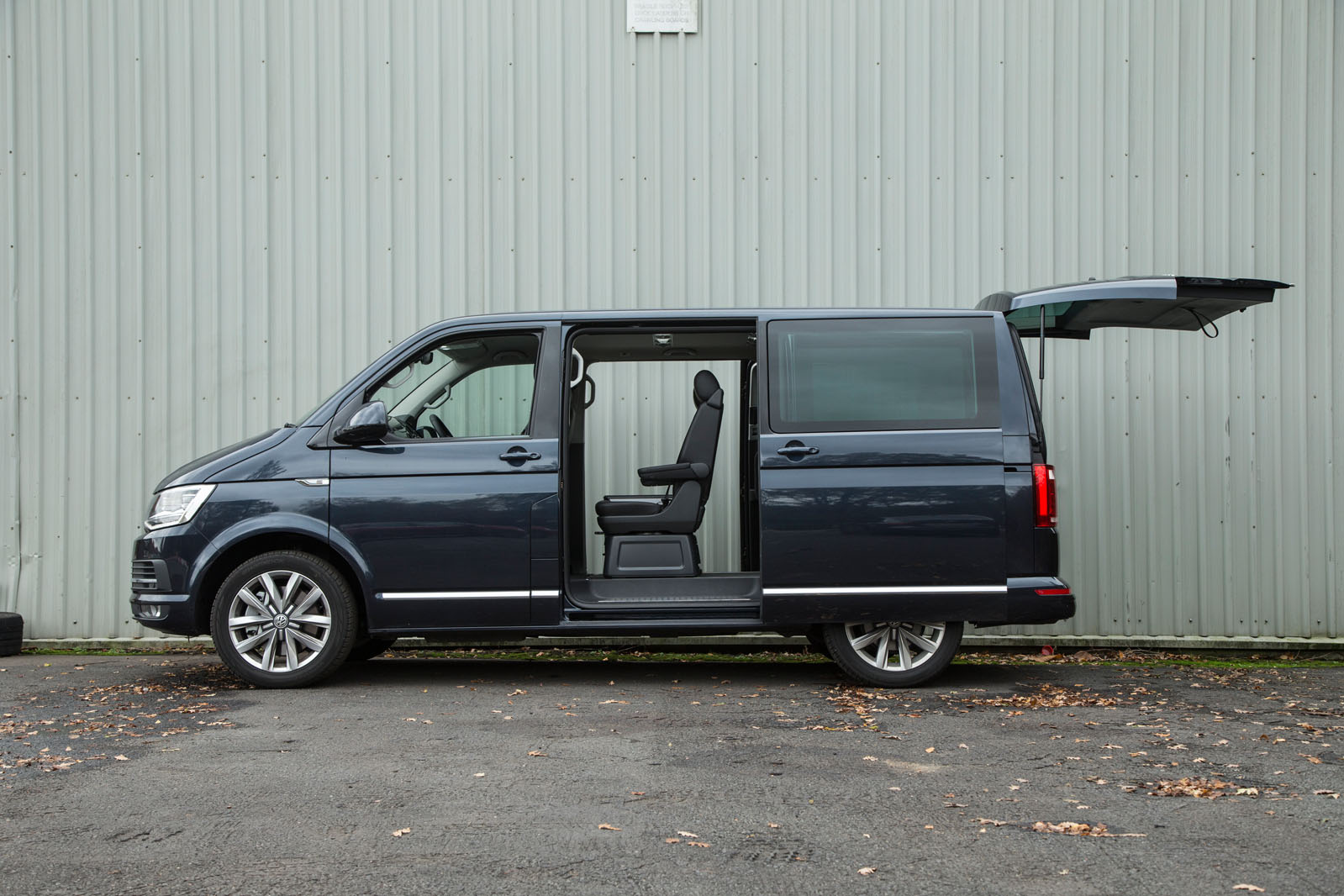 Volkswagen Caravelle sliding rear doors