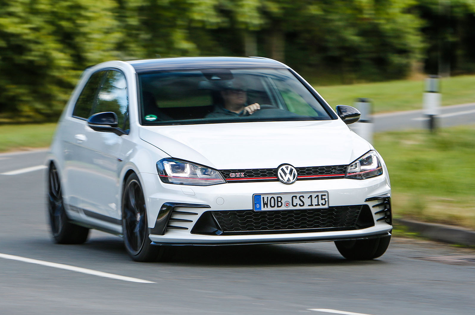 Volkswagen Golf GTI Clubsport S cornering